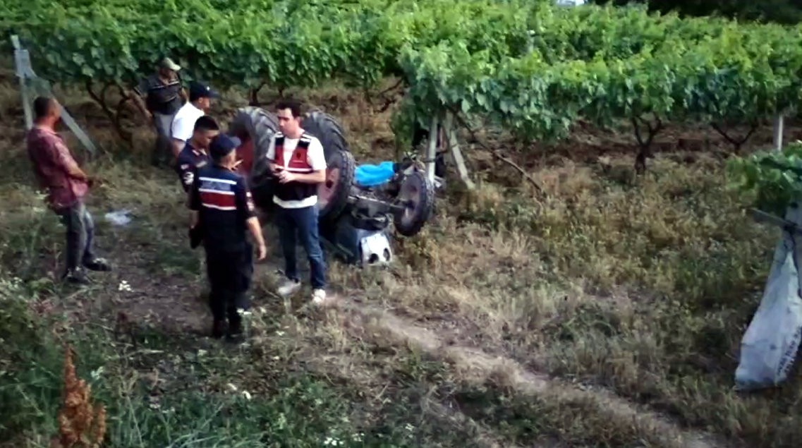 Devrilen traktörün altında kalan vatandaş hayatını kaybetti