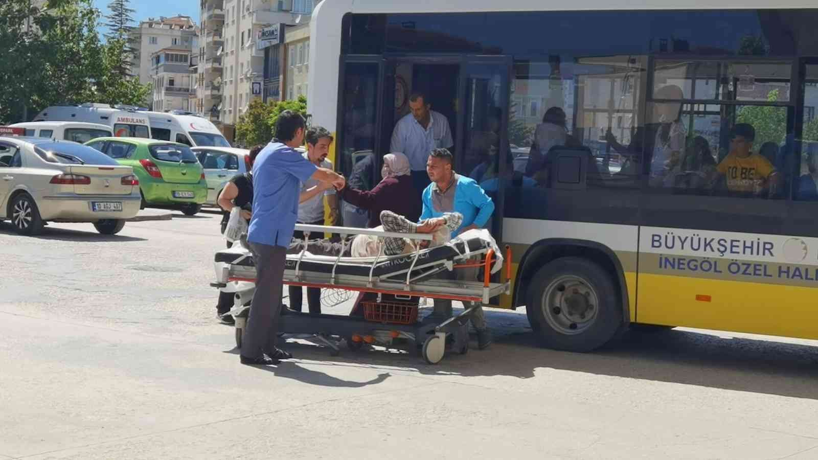 Otobüs şoförü rahatsızlanan yolcuyu hastaneye yetiştirdi