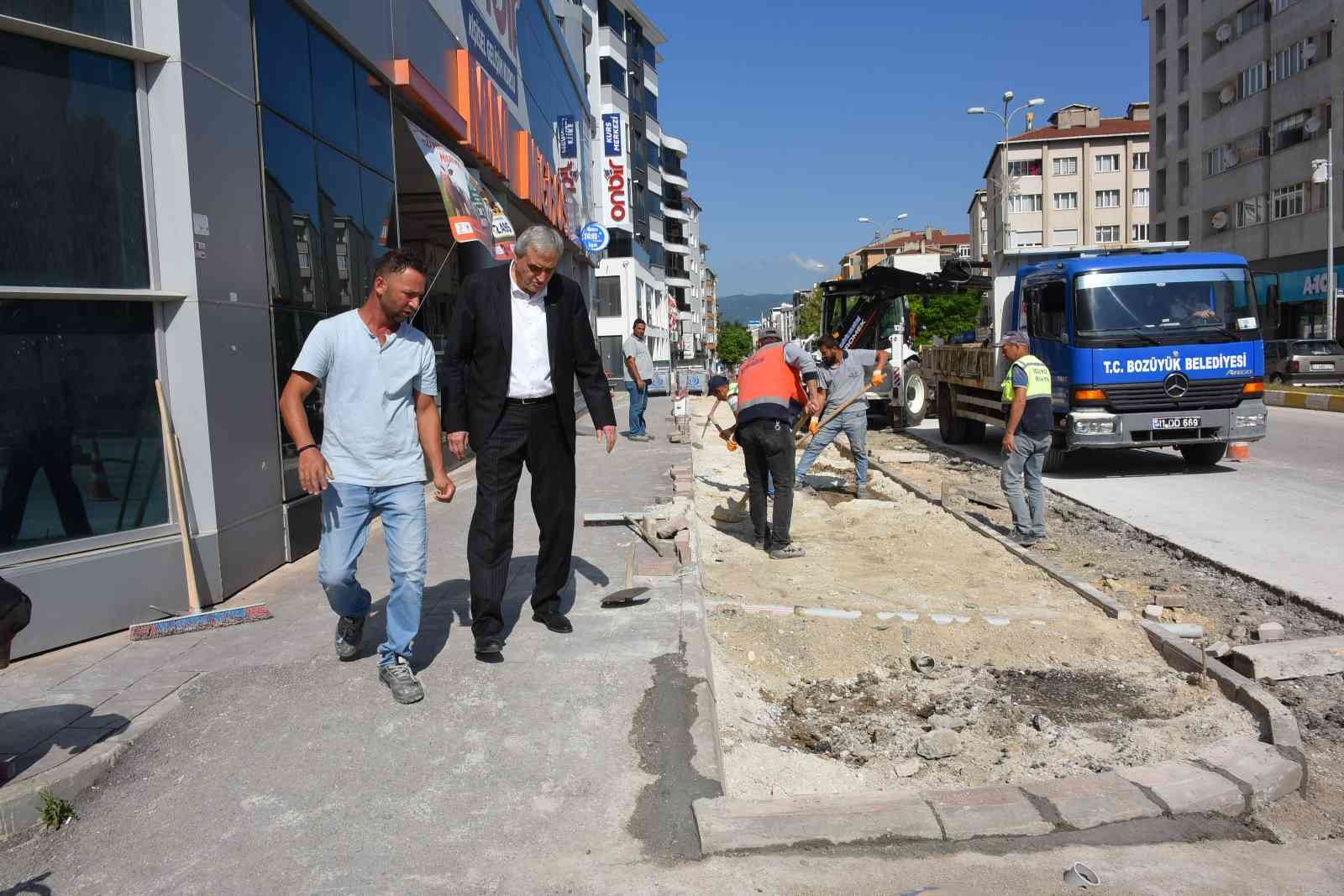 Başkan Bakkalcıoğlu kaldırım çalışmalarını yerinde inceledi