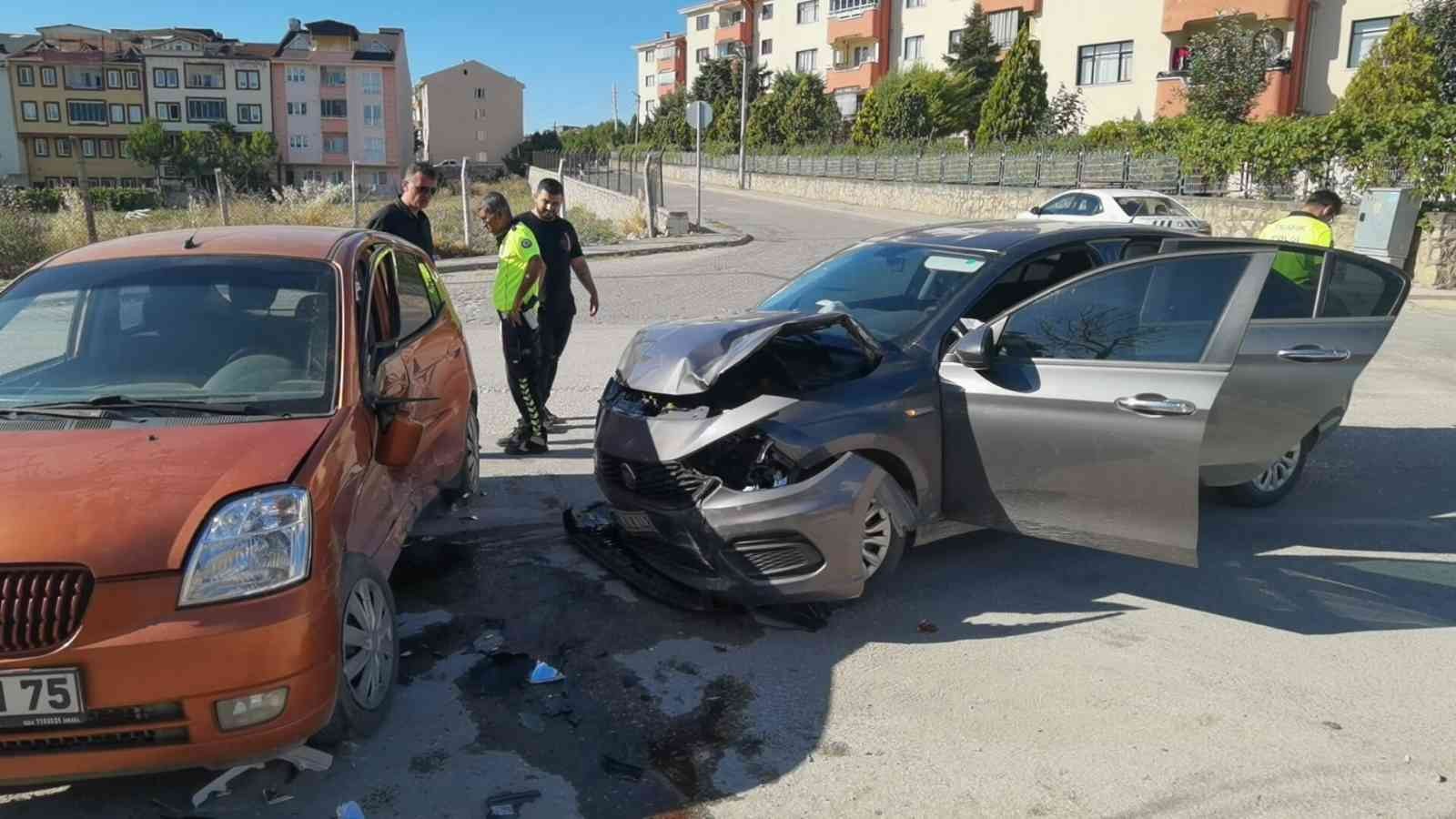 Otomobillerin çarpıştığı kaza saniye saniye kamerada