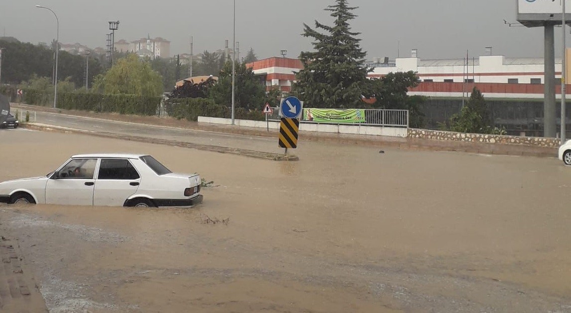 Bilecik’te sağanak yağışa yolda yakalanan araçlar suya gömülürken, birçok işyeri sular altında kaldı