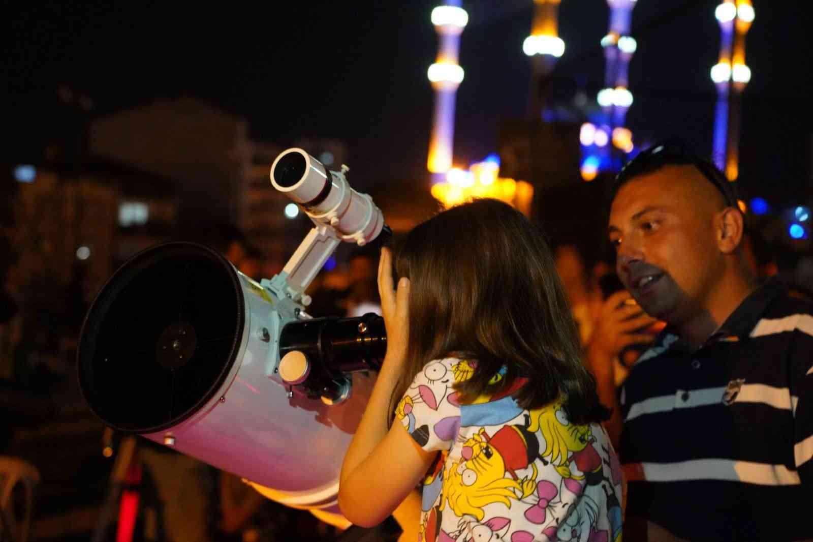 Çocuklar ’Gökyüzünü İzliyorum’ etkinliğinde gezegenleri inceledi