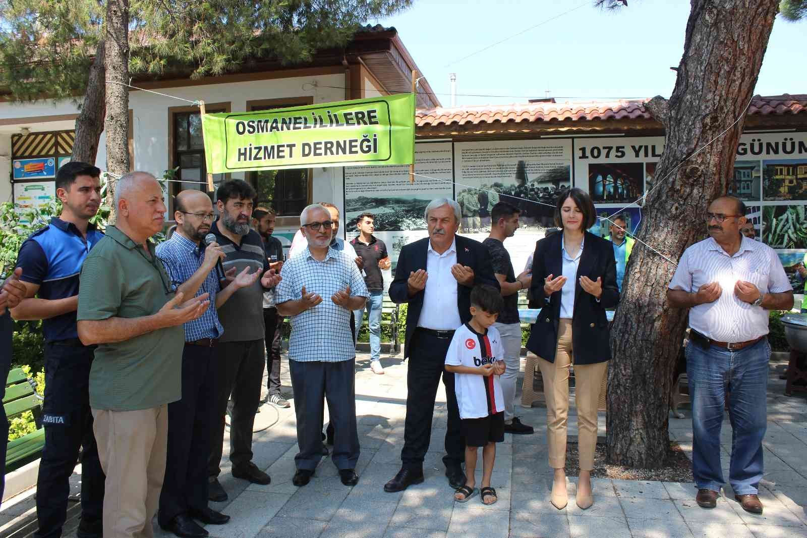 Osmanelililere Hizmet Derneğinin geleneksel aşure dağıtımı