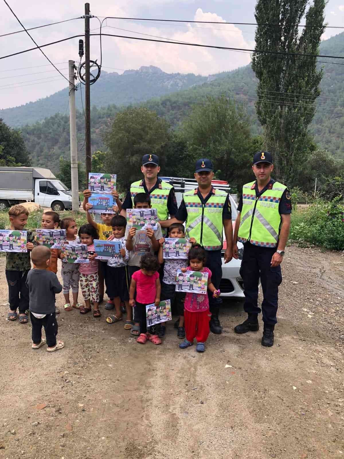 Köy köy gezerek miniklere trafik eğitimi veriliyor