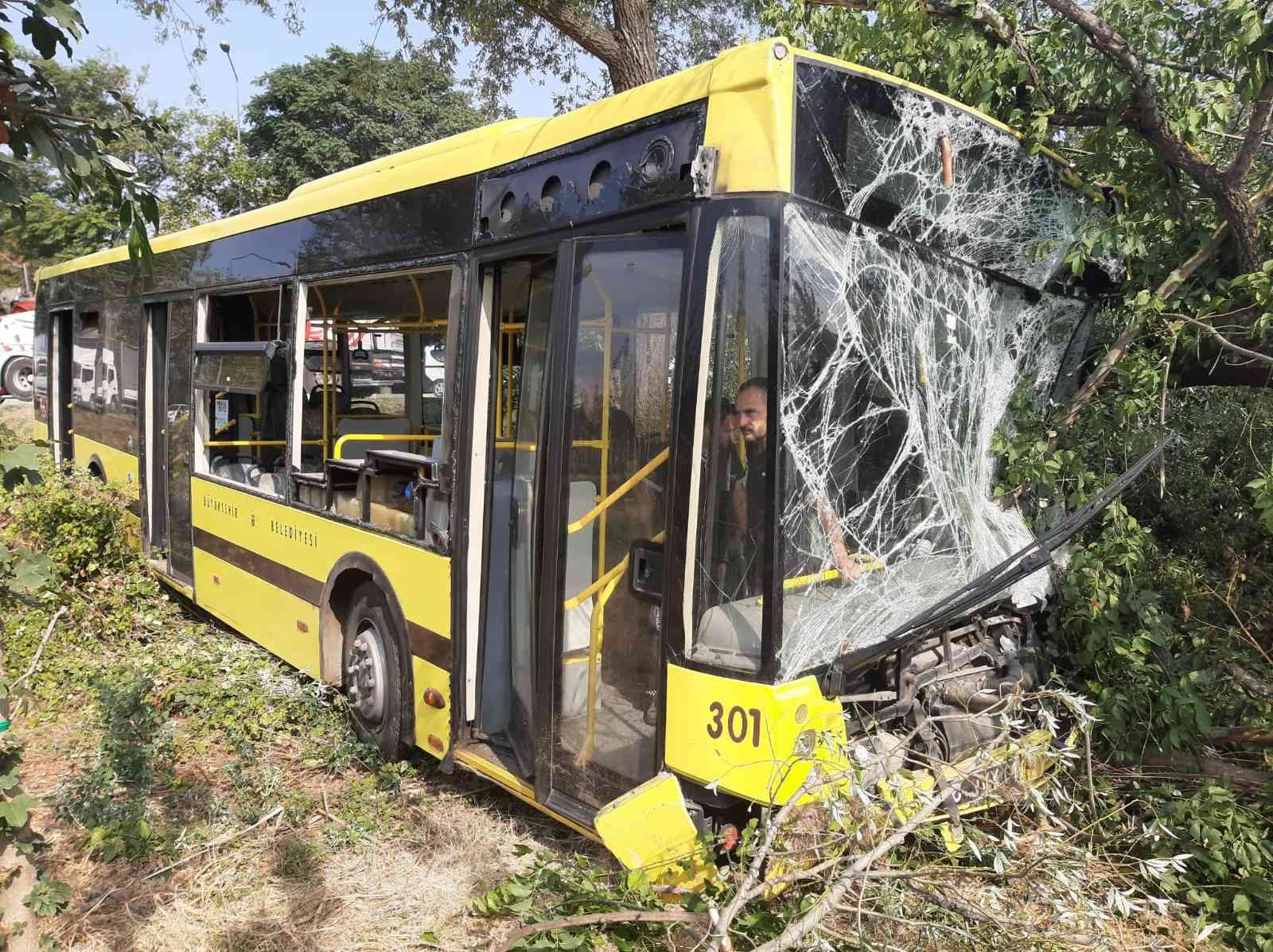 Şehir içi otobüs arıza yapan kamyonete çarptı: 21 yaralı