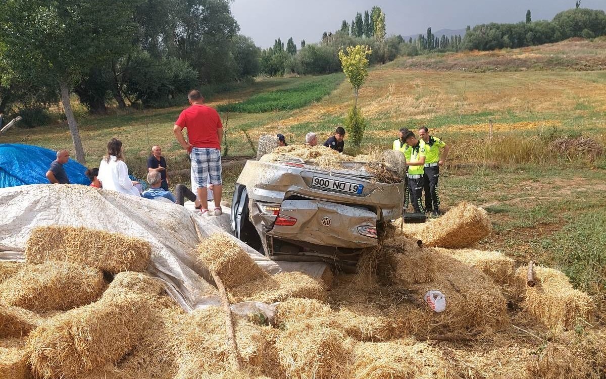 Otomobil şarampole devrildi