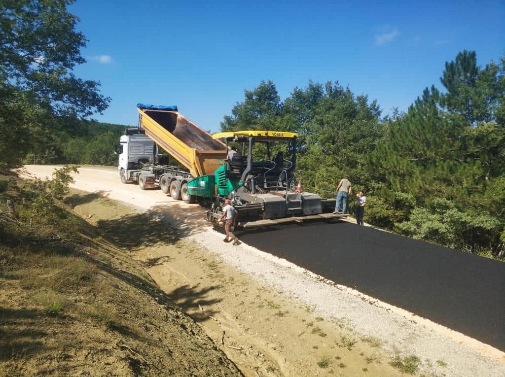 Köylerde sıcak asfalt kaplama çalışması