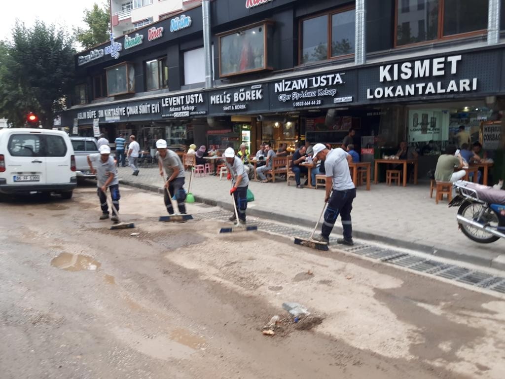 Altyapı çalışmaları sonrası temizlik çalışmaları sürüyor