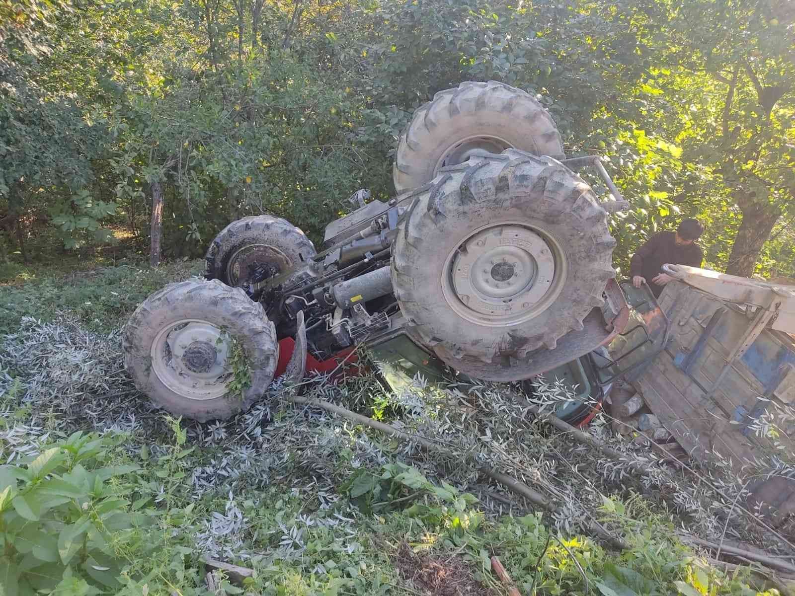 Kontrolden çıkan traktör devrildi