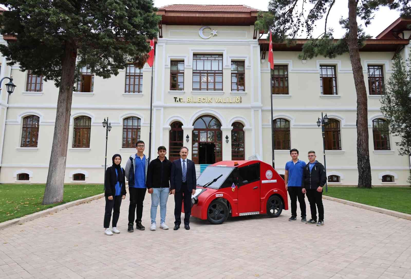 Vali Kızılkaya Kayıtech takımını ağırladı, ödüllü araç hakkında bilgi aldı