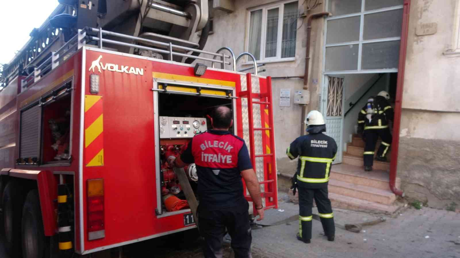 Havalandırma boşluğunda çıkan yangında tüm apartman boşaltıldı