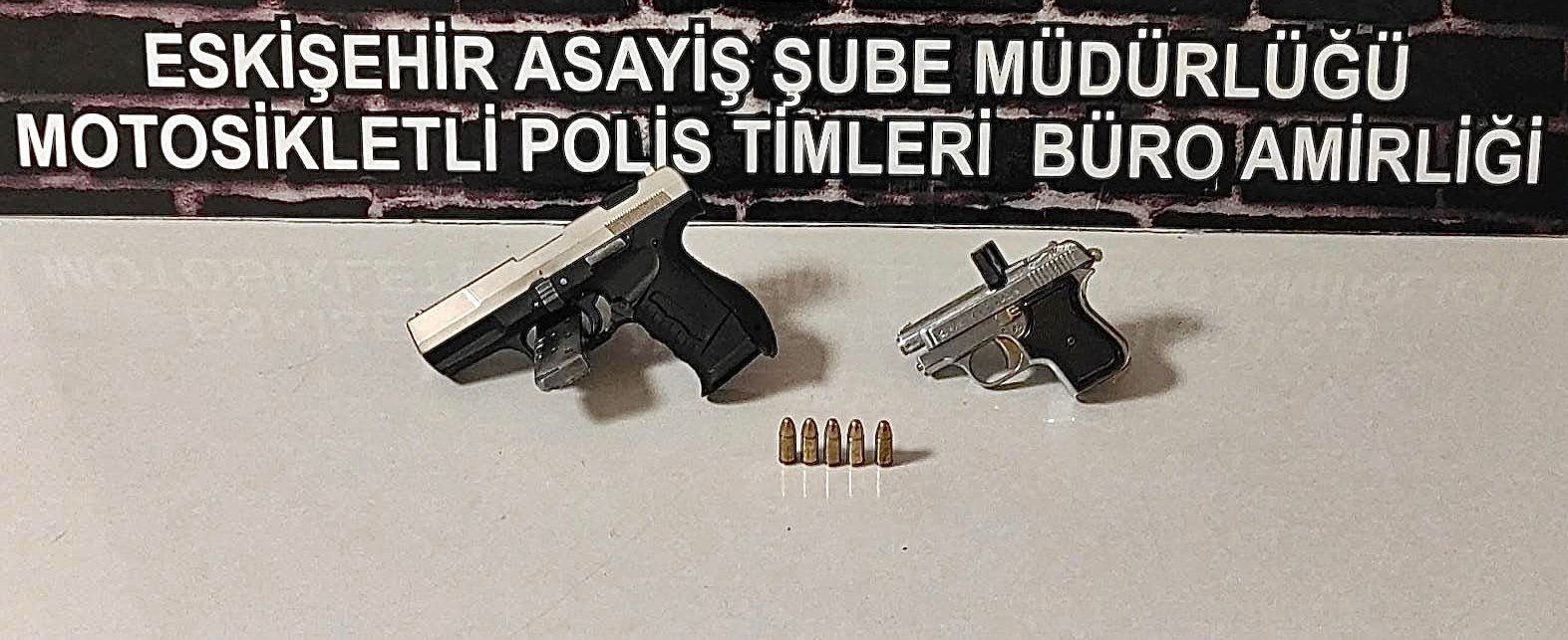 Şüpheli şahısların üzerinde 7 adet tabanca ele geçirildi