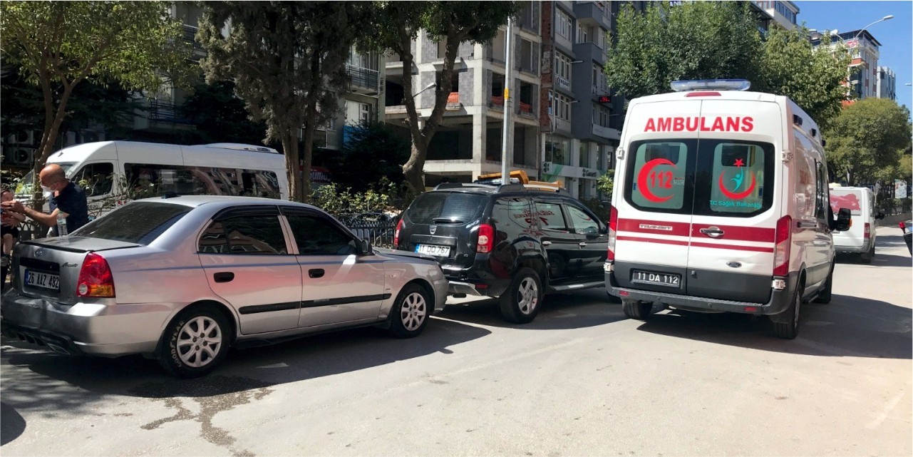 Motosiklete çarpan araç kaçarken, sürücü yaralandı