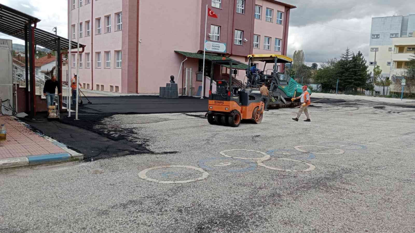 Pazaryeri İlkokulu’nun bahçesi sıcak asfalt ile kaplandı