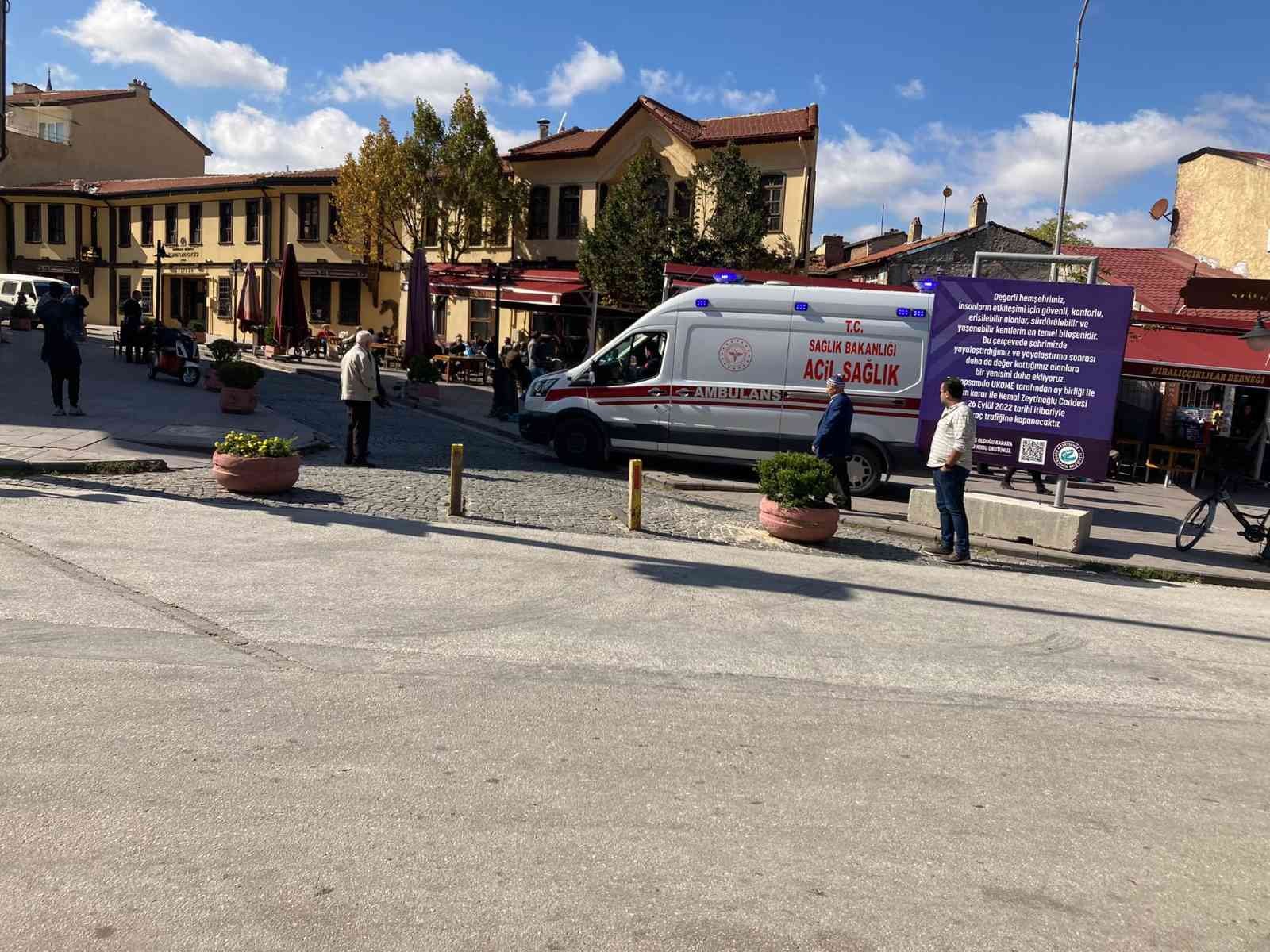 Dubaları aşamayan ambulans kaldırımı kullandı