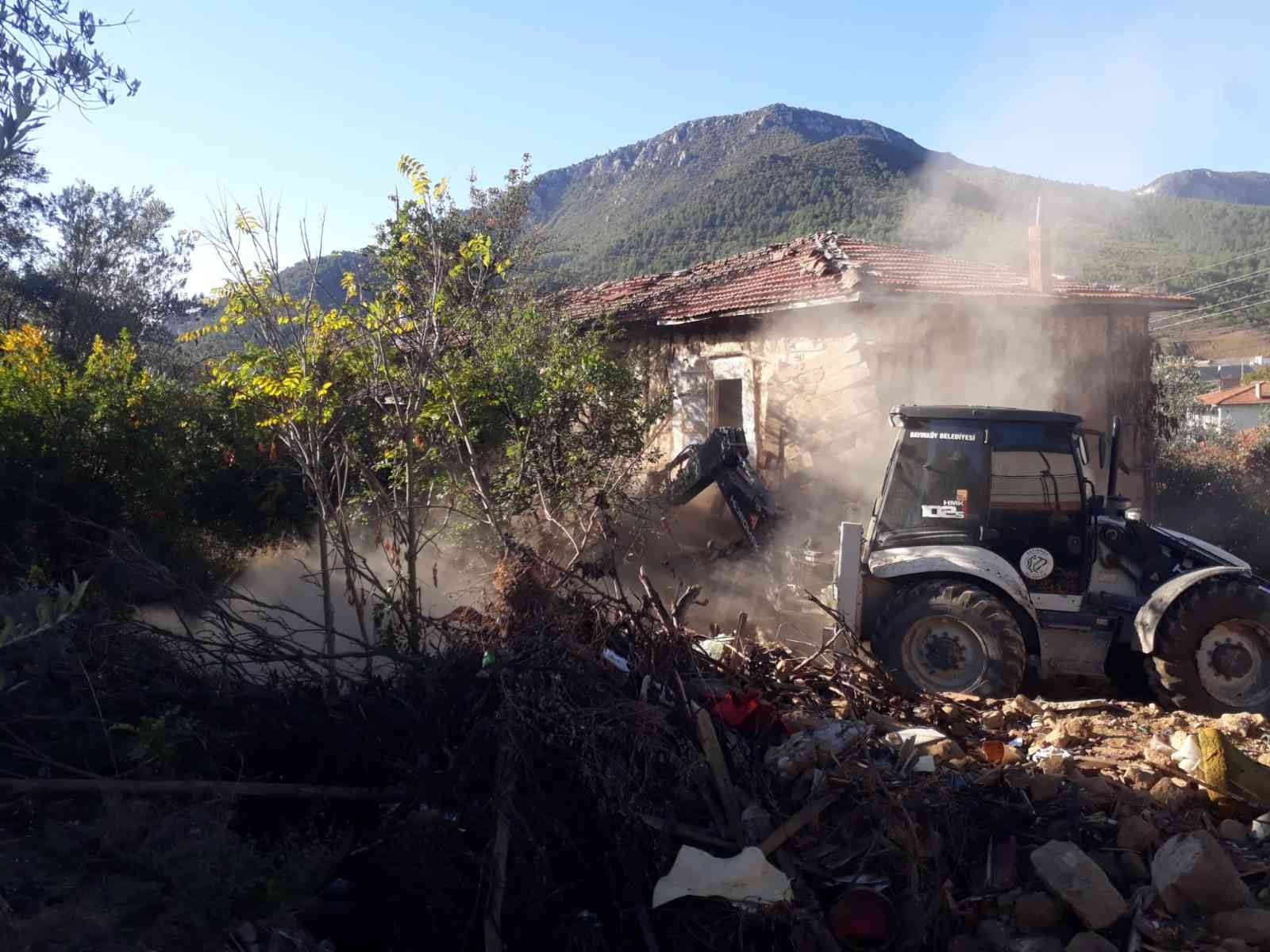 Bayırköy’de metruk binalar tek tek yıkılıyor