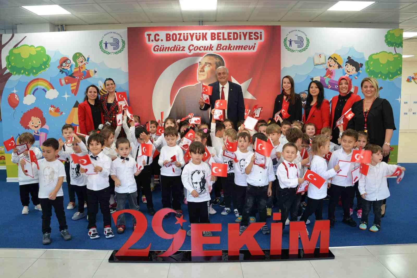 Başkan Bakkalcıoğlu, Cumhuriyet Bayramı’nı minik öğrencilerle kutladı