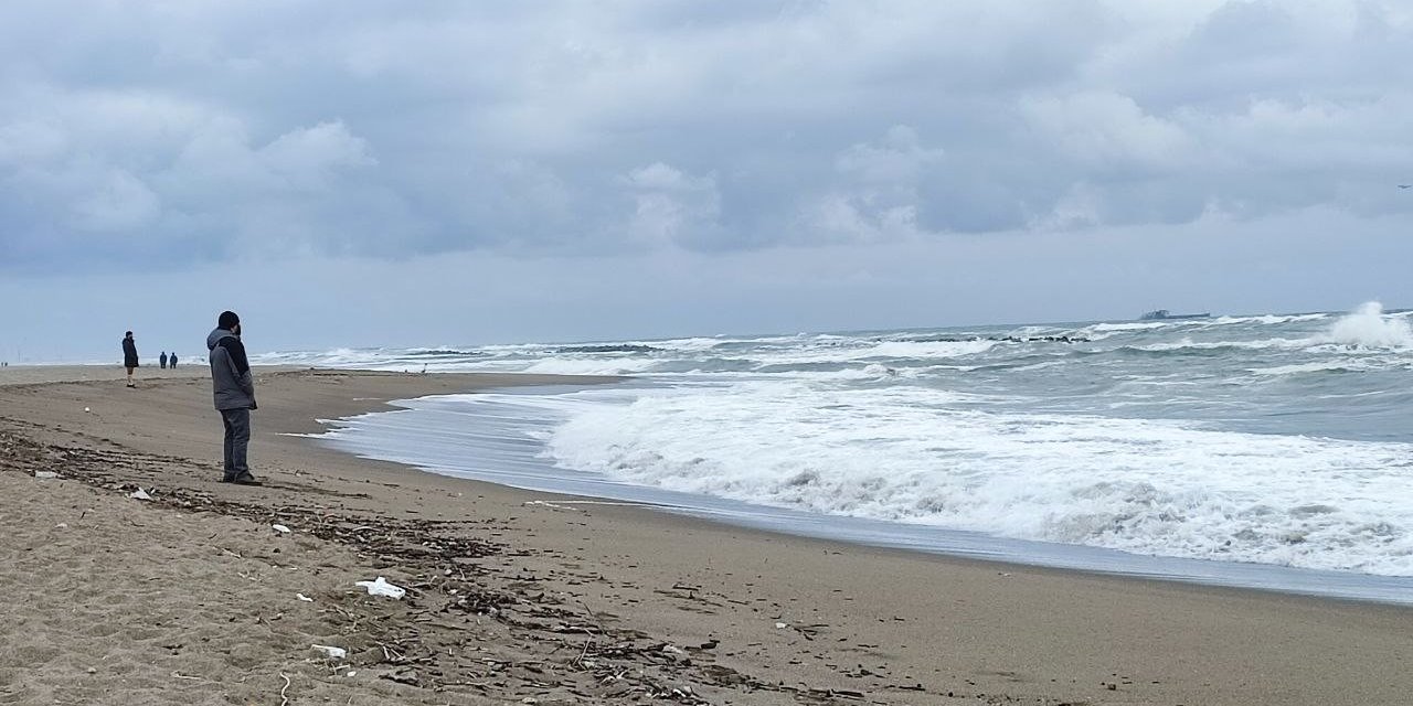 Saatlerdir sahilden ayrılmadılar, umutla bekliyorlar