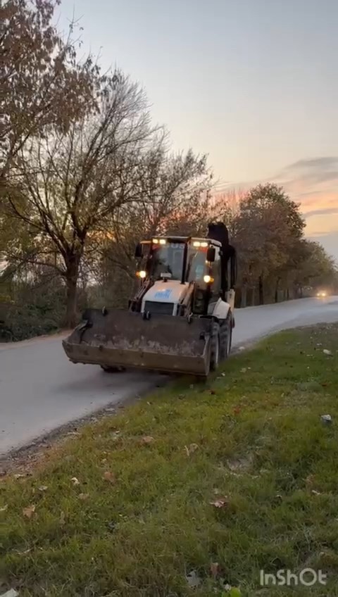 Su kanalına düşen kuzu için yolu kazdılar