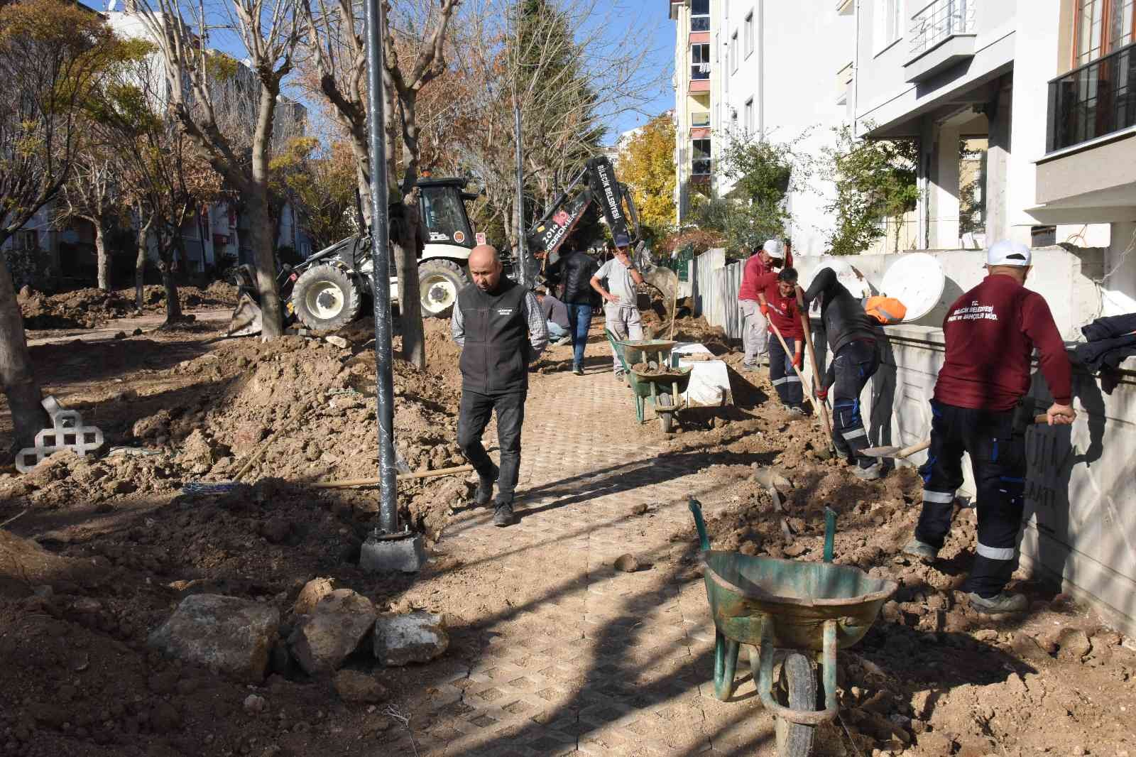 Uğur Mumcu Parkında peyzaj ve üst yapı çalışmaları başladı