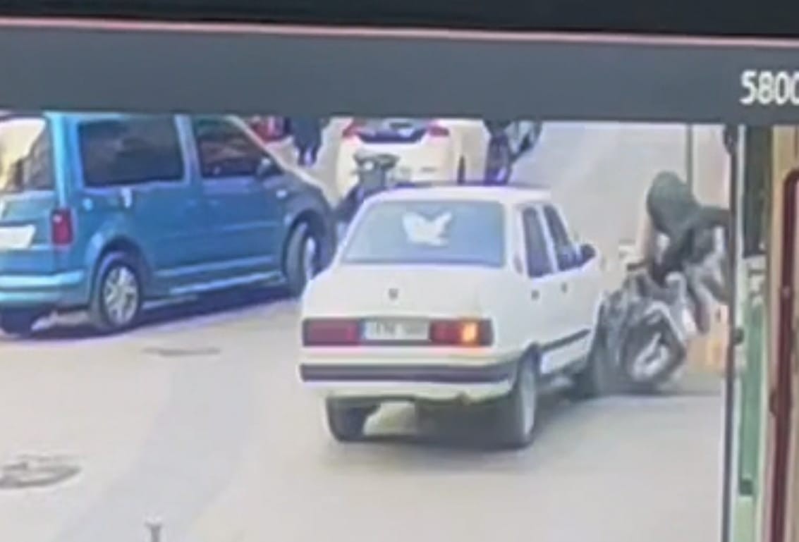 Otomobilin çarptığı motosikletli mağazaya daldı