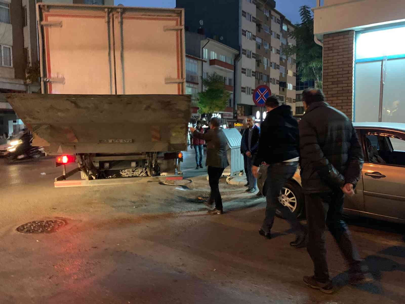 Dar yolda sıkışan tır park halindeki aracı metrelerce sürükledi