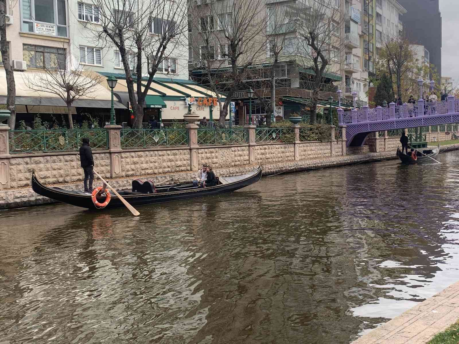 Soğuk havaya rağmen gondol keyfi sürüyor