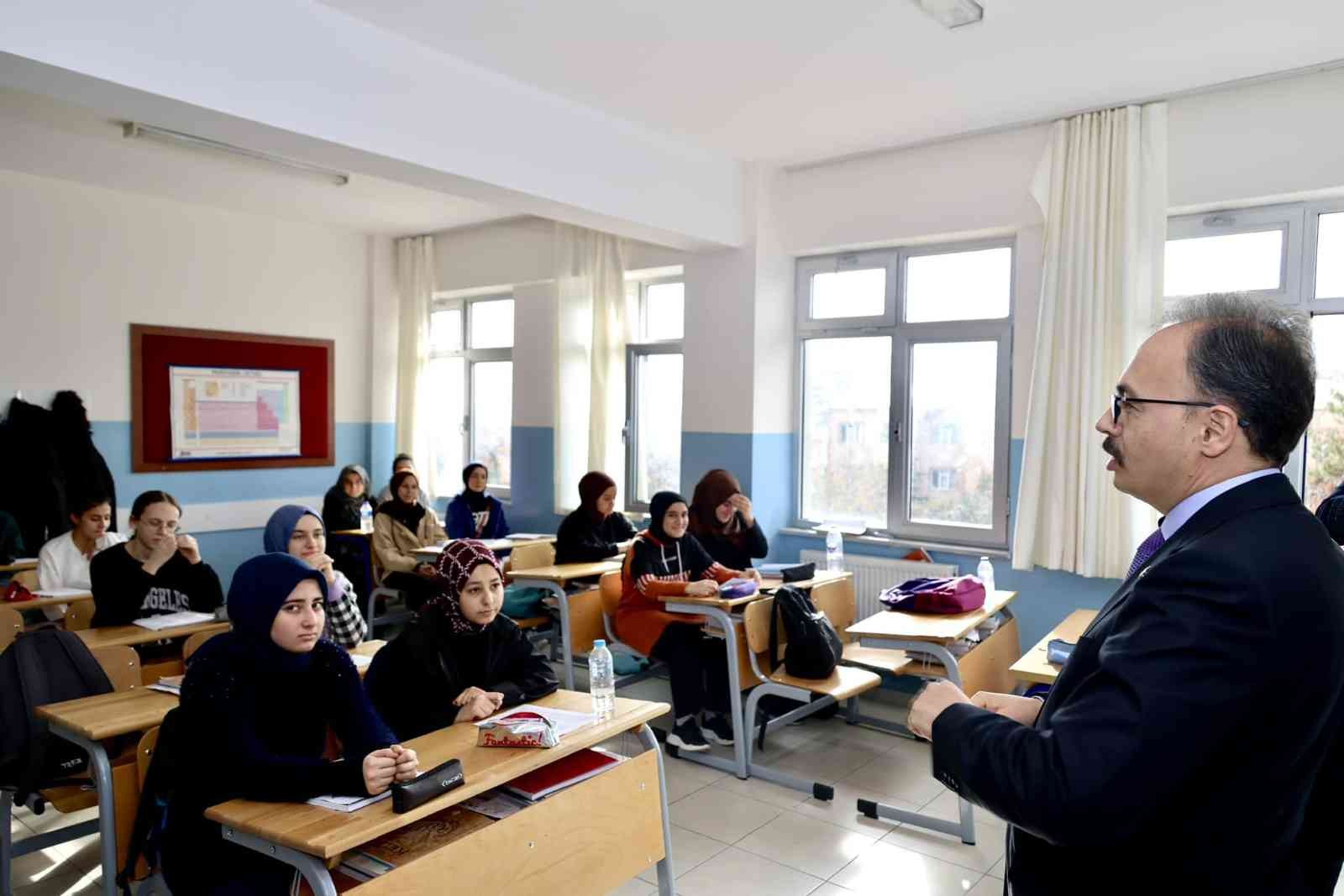 Vali Kızılkaya lise son sınıf öğrencilerine moral verdi