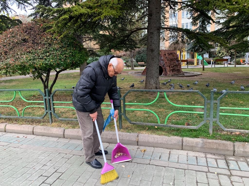 Yola saçılan ekmek parçalarını üstüne basılmasın diye topladı