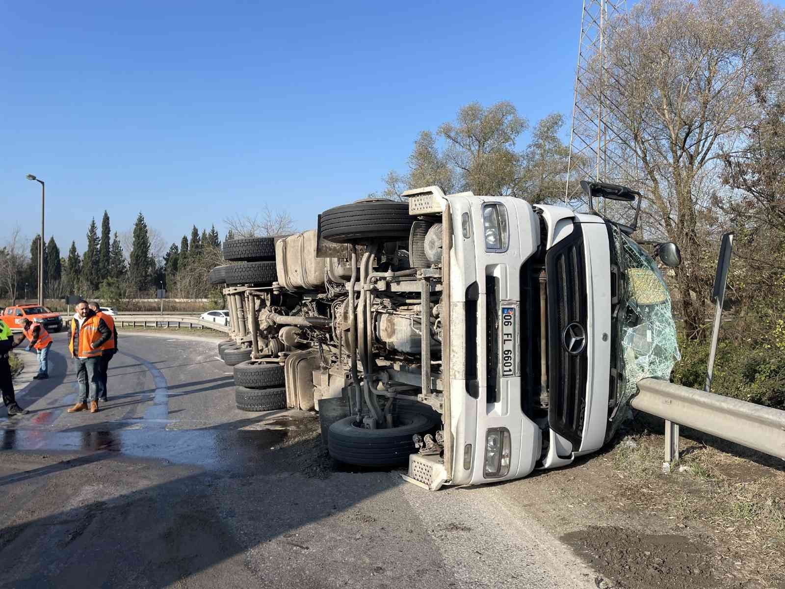 Anadolu Otoyolu girişinde tır devrildi