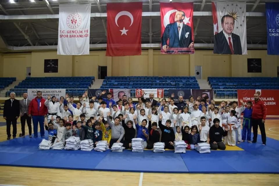 Judo sporcuları birlikte antrenman yaptı