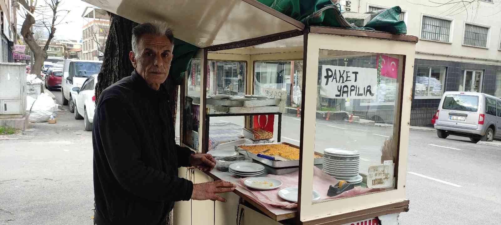 40 yıldır aynı yerde seyyar tezgah açıyor