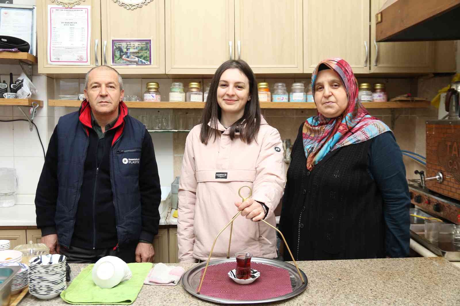 Anne demliyor baba kız günde 700 bardak çay dağıtıyor