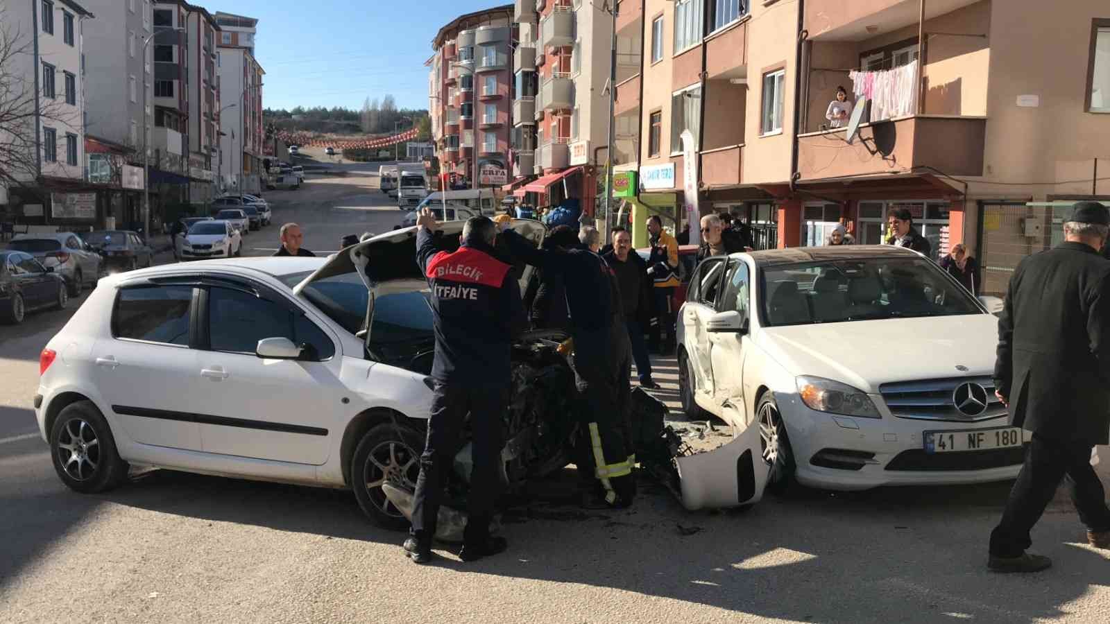 Kavşakta trafik kazası