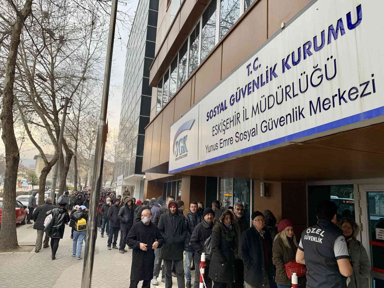 Zamsız borçlanma kuyruğu sürüyor