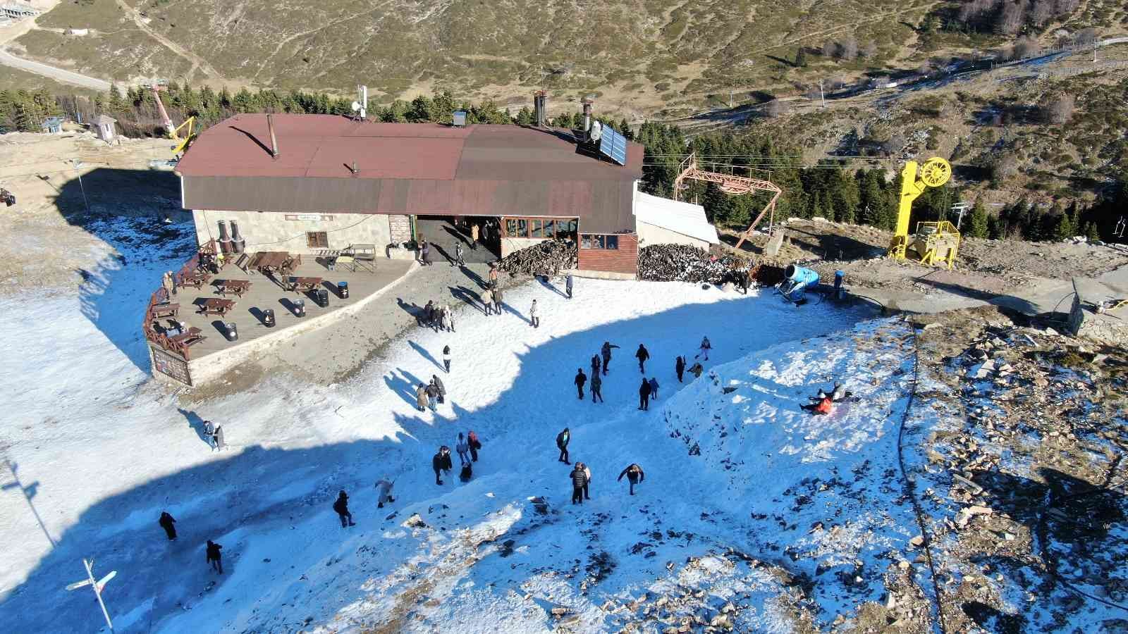 Uludağ’da suni kar yağışı başladı