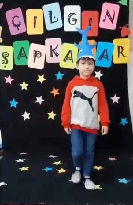 Atık malzemelerden şapka tasarladılar