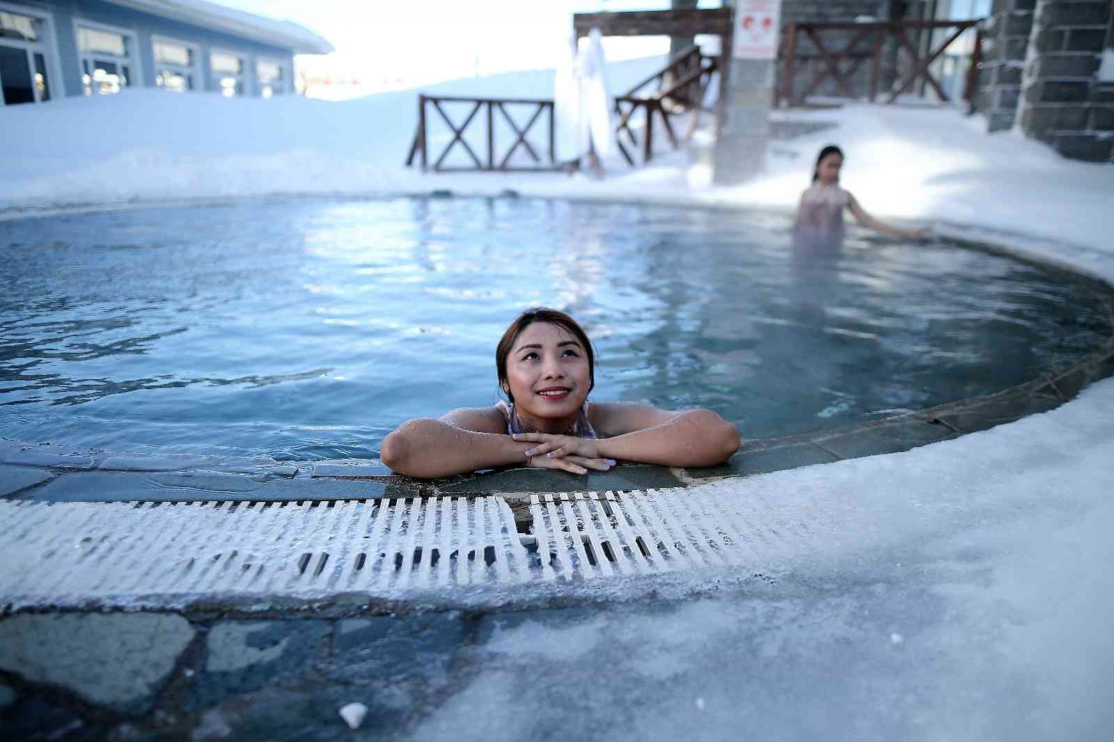 (Özel) Uludağ’a gelen turistler dondurucu soğukta sıcak havuzun keyfini çıkartıyor