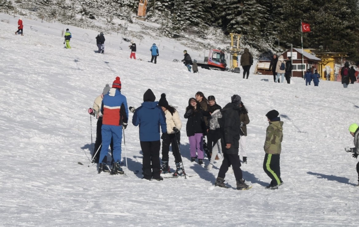 Yarı yıl tatiliyle Uludağ’da pistler doldu