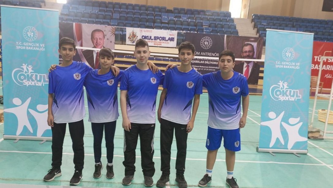 Hüdavendigar Ortaokulu badmintonda büyük başarı elde etti