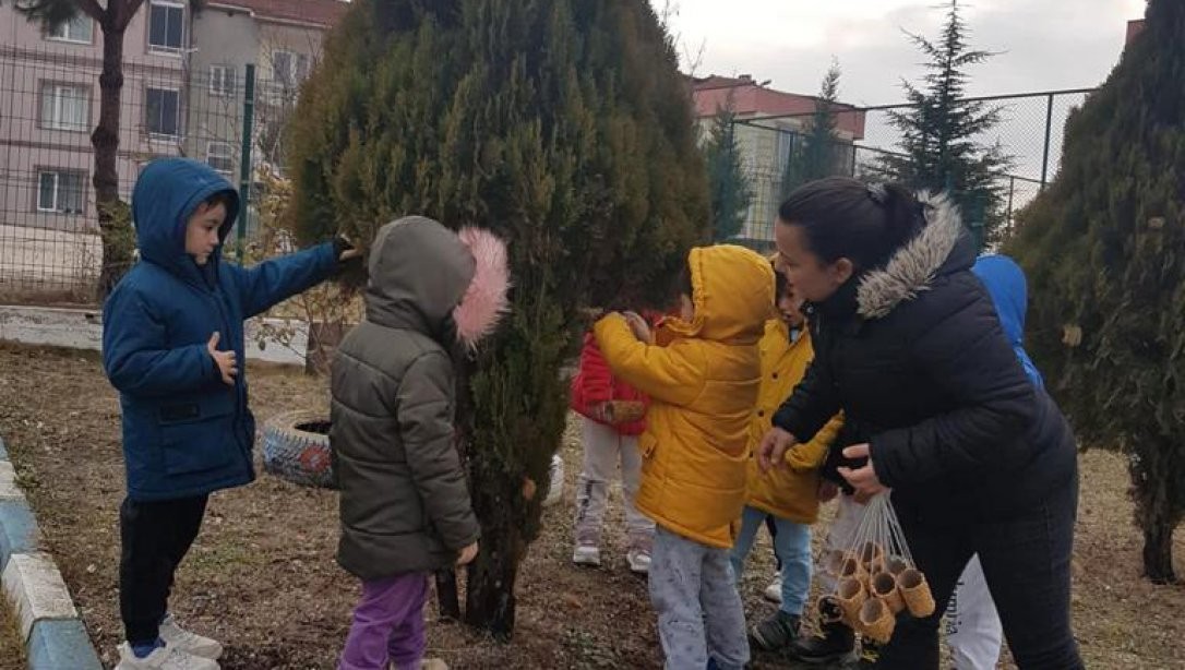 Anaokulu öğrencileri sokak hayvanlarının yem ve su ihtiyacını karşıladı