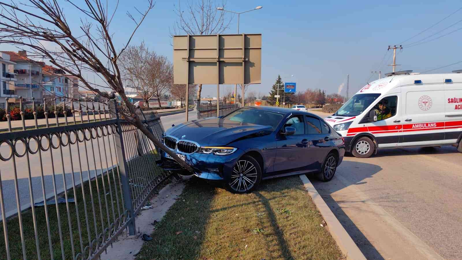 Fenalaşan sürücü ağaca çarptı