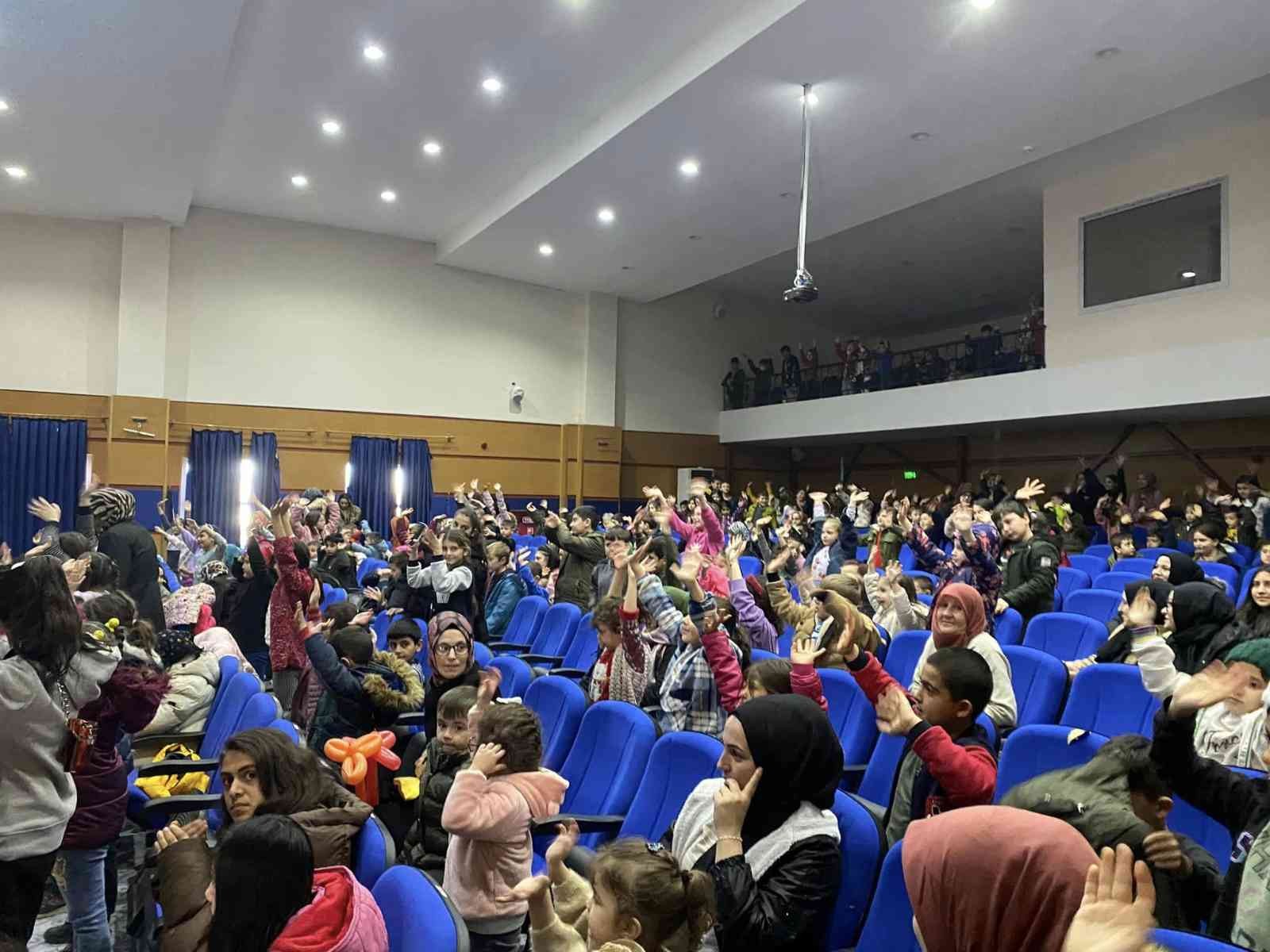 Çocuklara karne hediyesi olarak çeşitli gösteriler sahnelendi