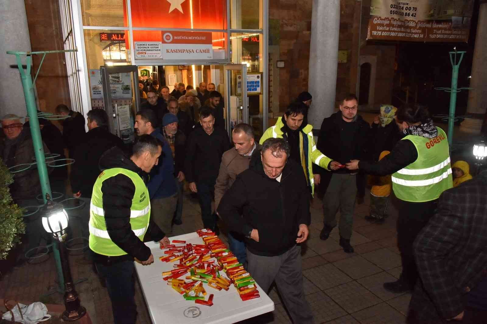 Regaip Kandilinde mevlid şekeri ile ağızlar tatlandı