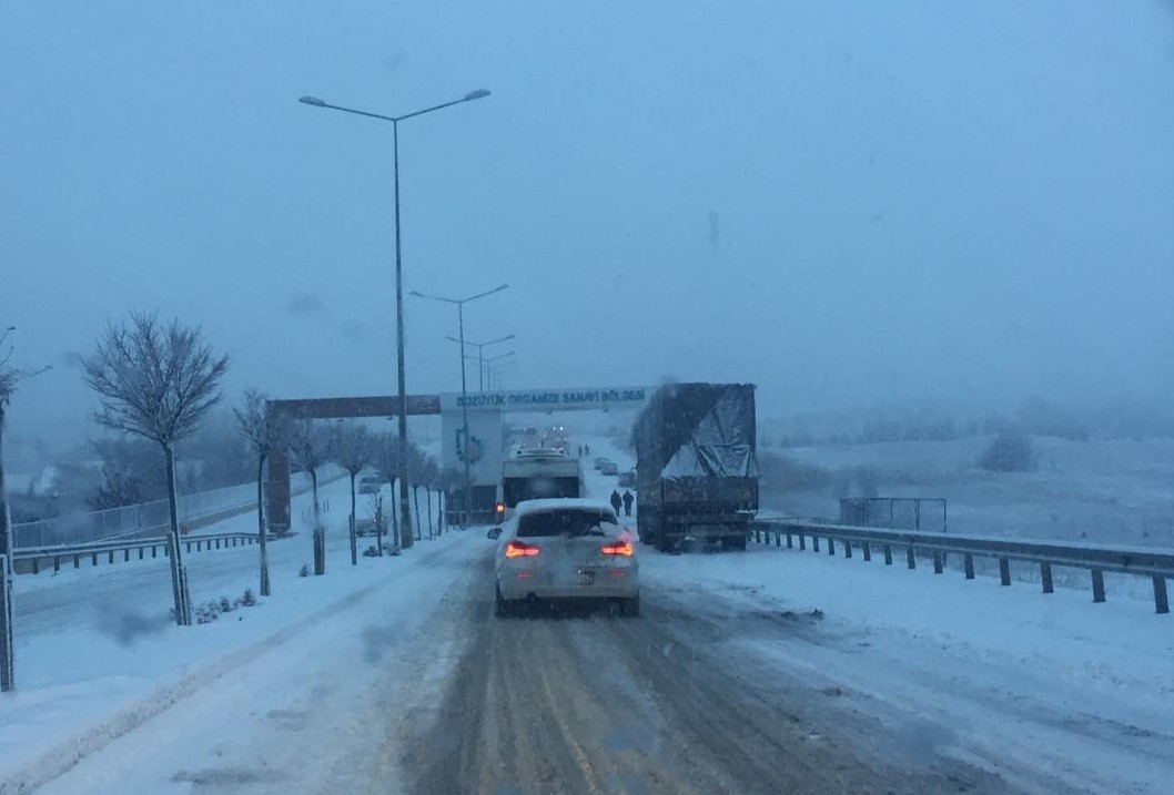 Kar yağışı nedeniyle araçlar yolda güçlükle ilerleyebildiler