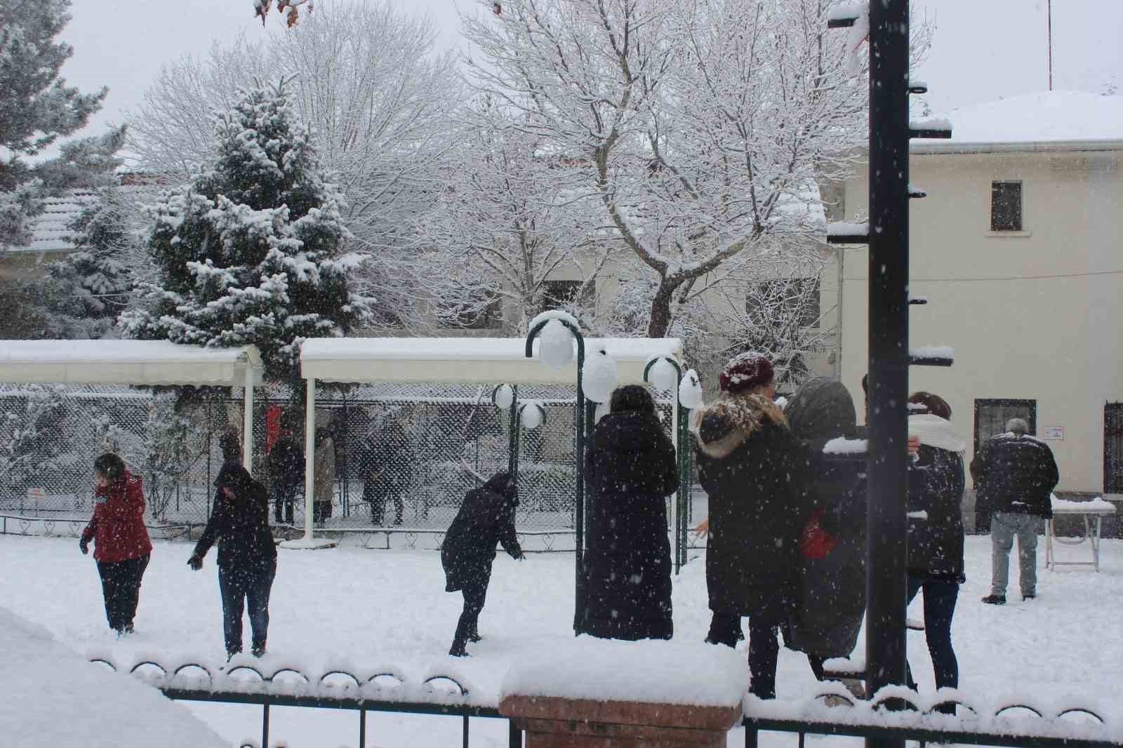 Eskişehir’de yılın ilk kartopu savaşı