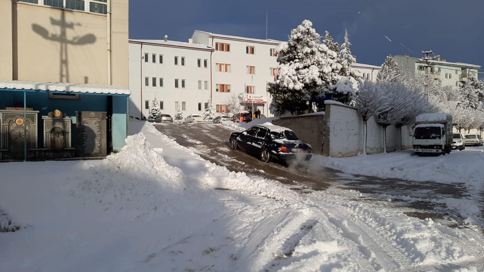 Kar yağışı, yolların buzlanmasına sebep oldu