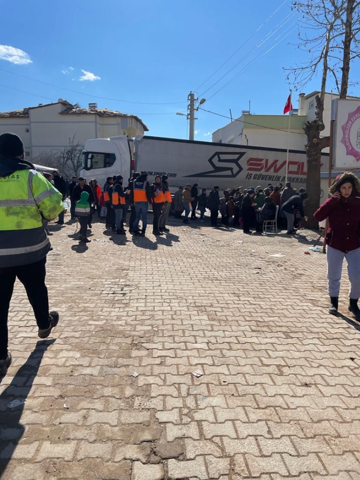 BOZÜYÜK’TEN GİDEN 2 TIR DEPREM BÖLGESİNE ULAŞTI