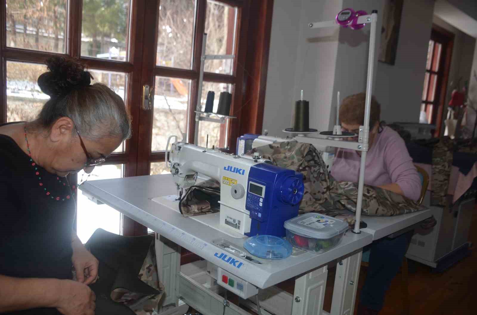 Yakınları göçük altında olan kadın depremzedelere bir nebze yardımcı olabilmek için canla başla çalışıyor