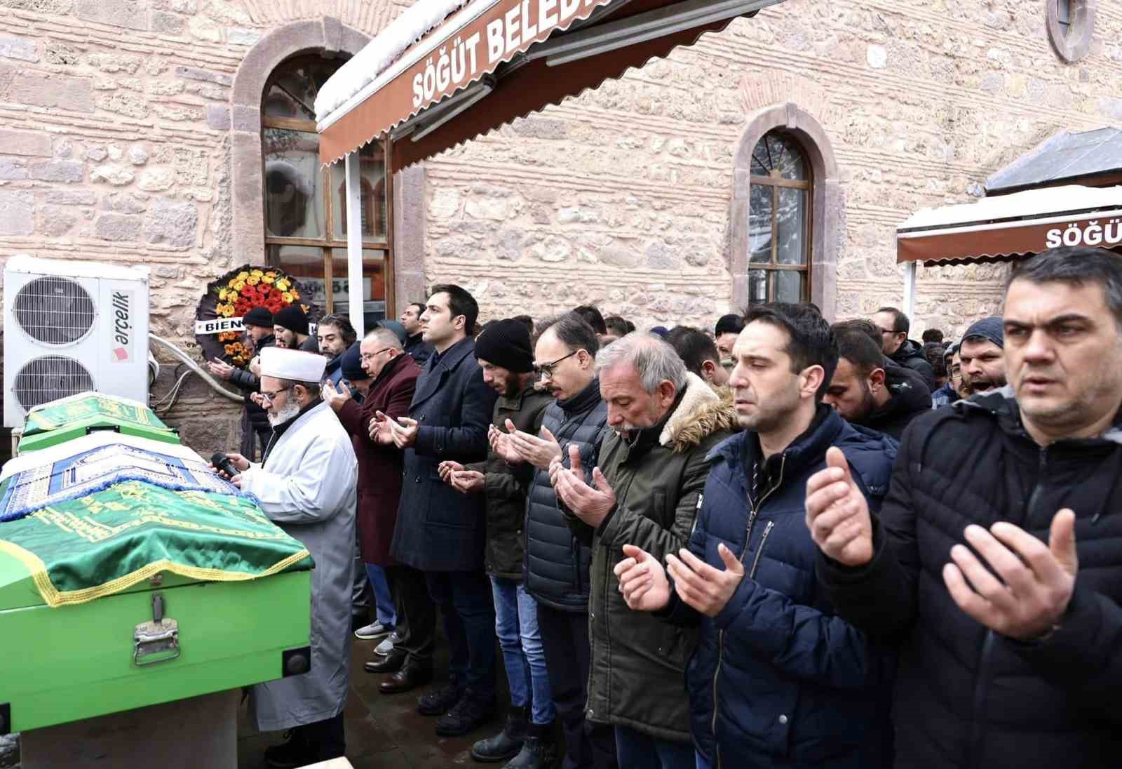 Ziyarete gittikleri Hatay’da depremde hayatını kaybeden anne ve oğlu toprağa verildi